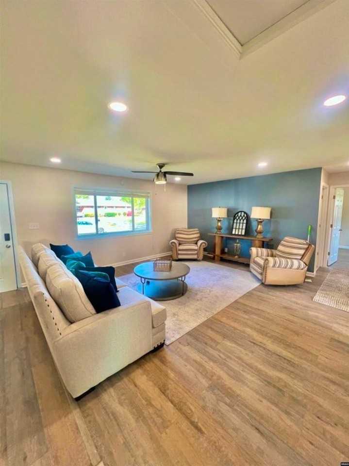 129 Virginia Dr - Photo 3 of 17