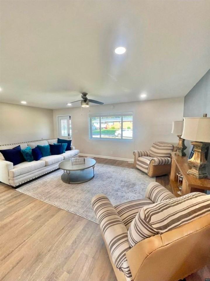 129 Virginia Dr - Photo 4 of 17