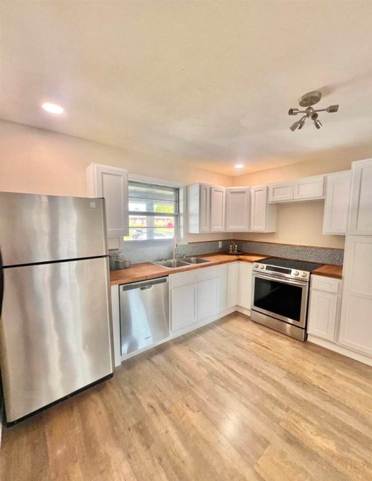129 Virginia Dr - Photo 5 of 17