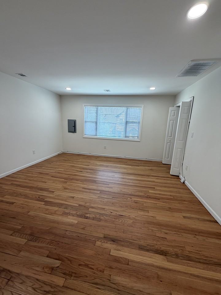 1058 E 25th St #2 - Photo 4 of 8