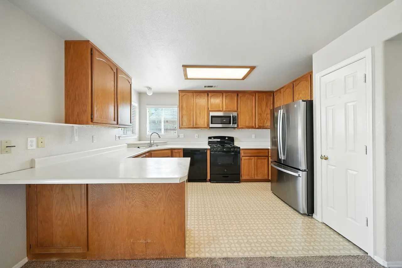 843 Montcrest Dr #NA - Photo 3 of 12