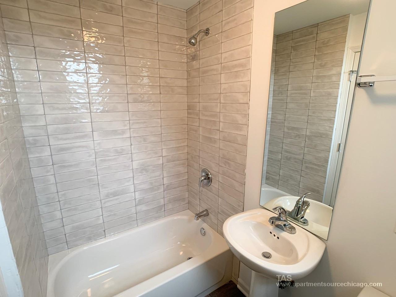 938 W Winona St #3 - Photo 6 of 14