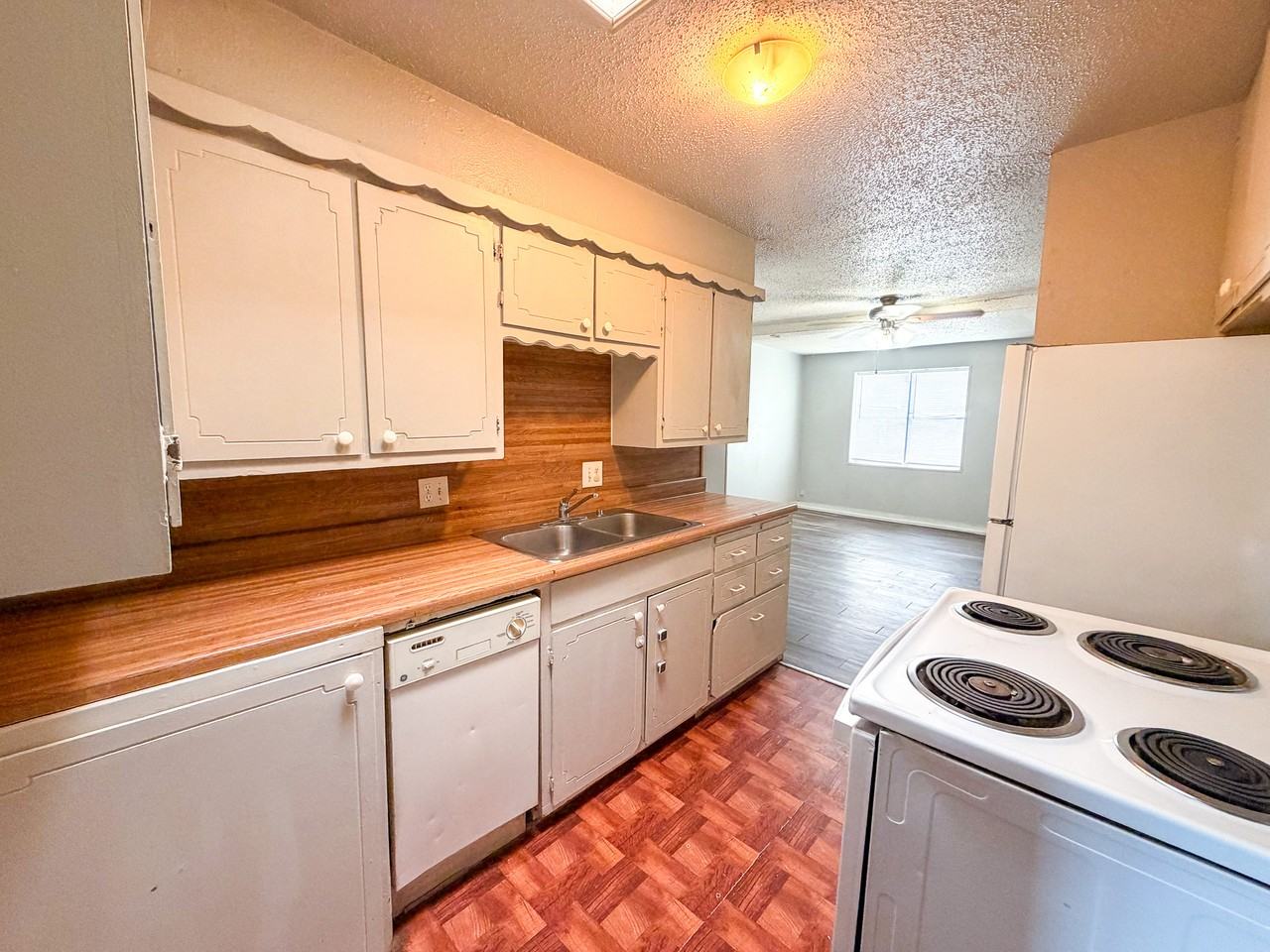 1912 20th St #B - Photo 5 of 15