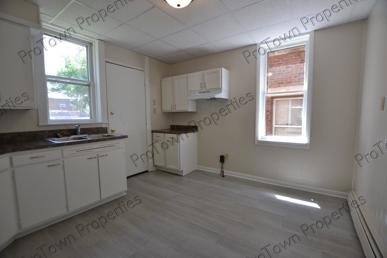 208 North Hickory Street - Photo 5 of 11