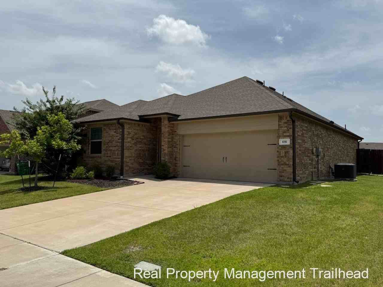 616 Fitzroy Ln - Photo 2 of 28
