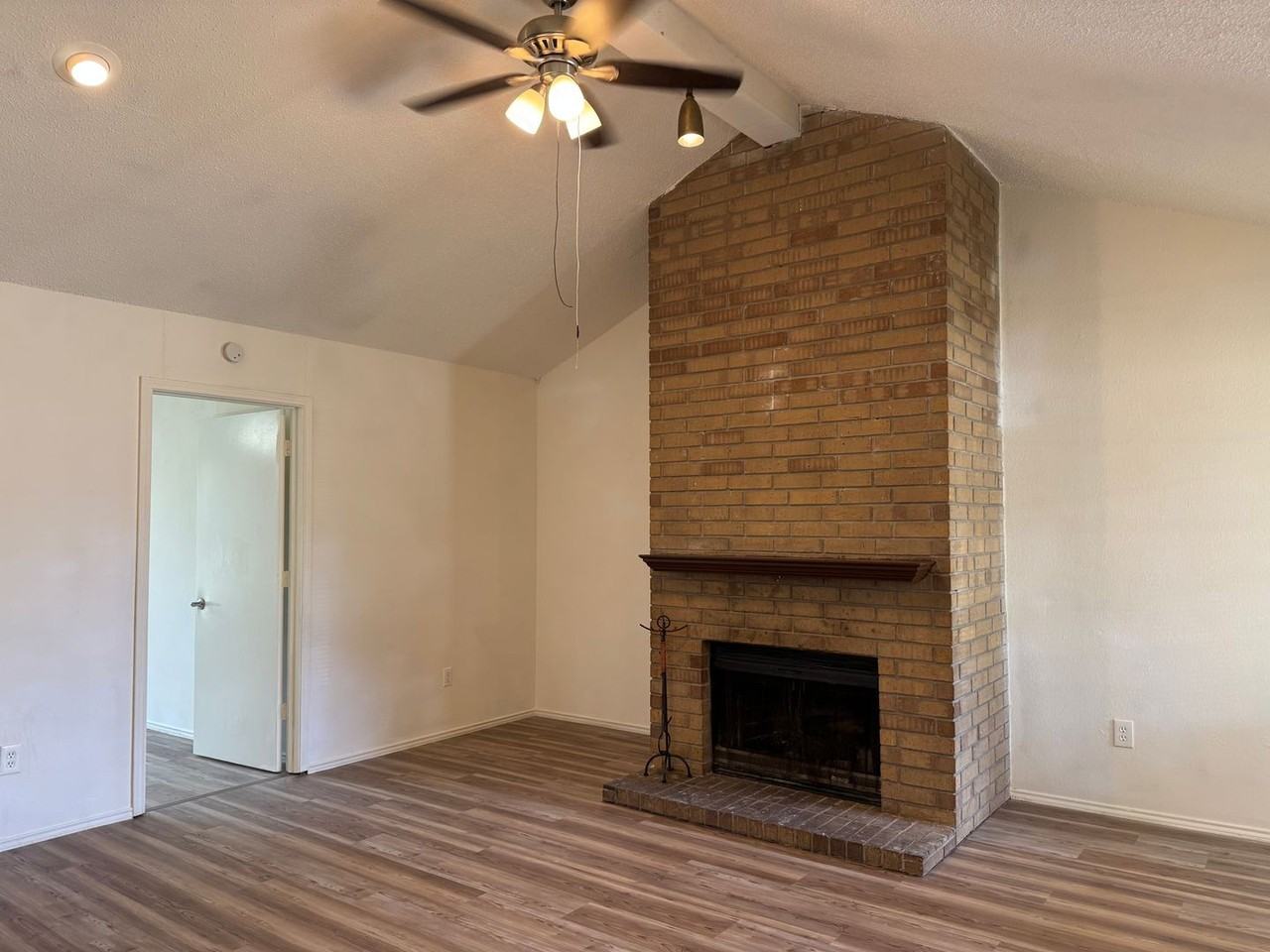 716 Woodland Ct - Photo 2 of 15