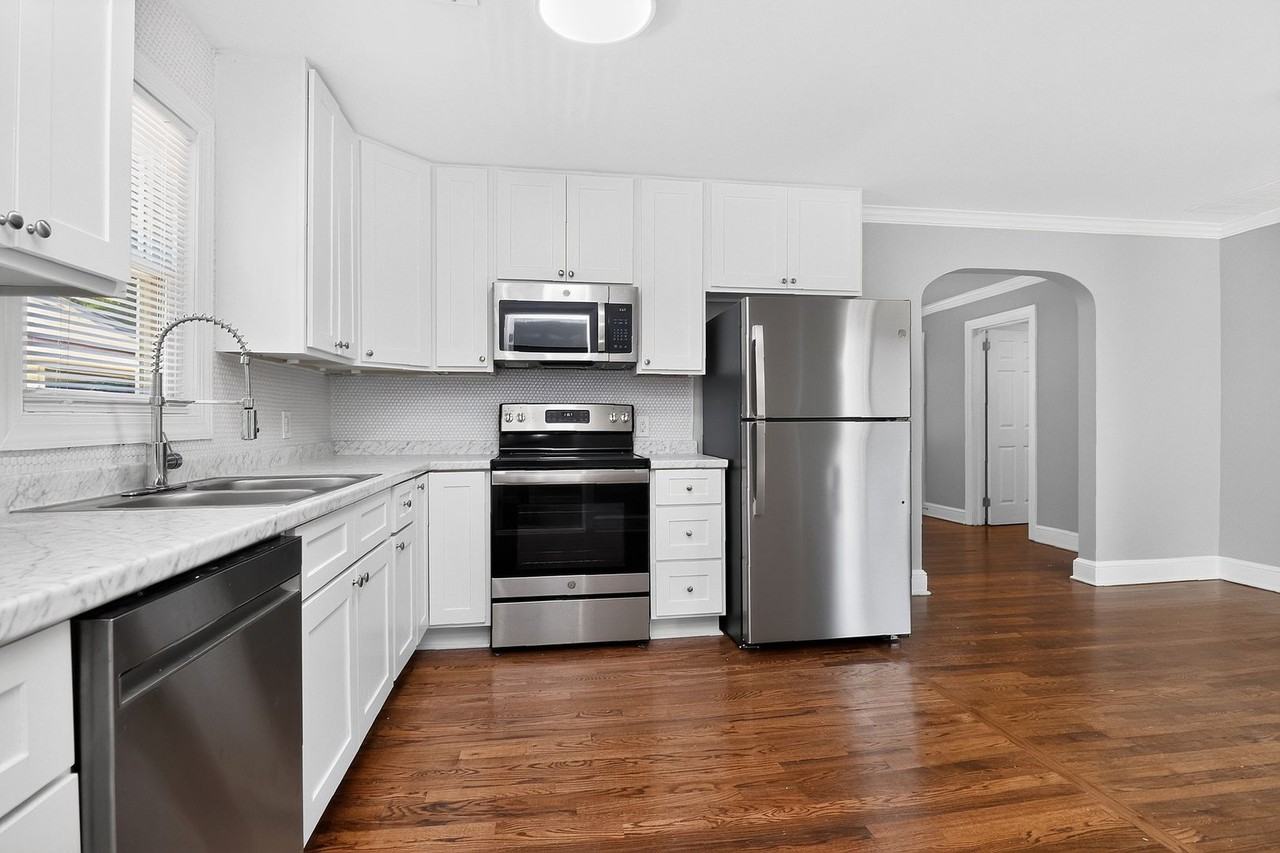 305 Sylvania Ave - Photo 6 of 18