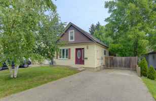 featured image of 32 Lang Crescent