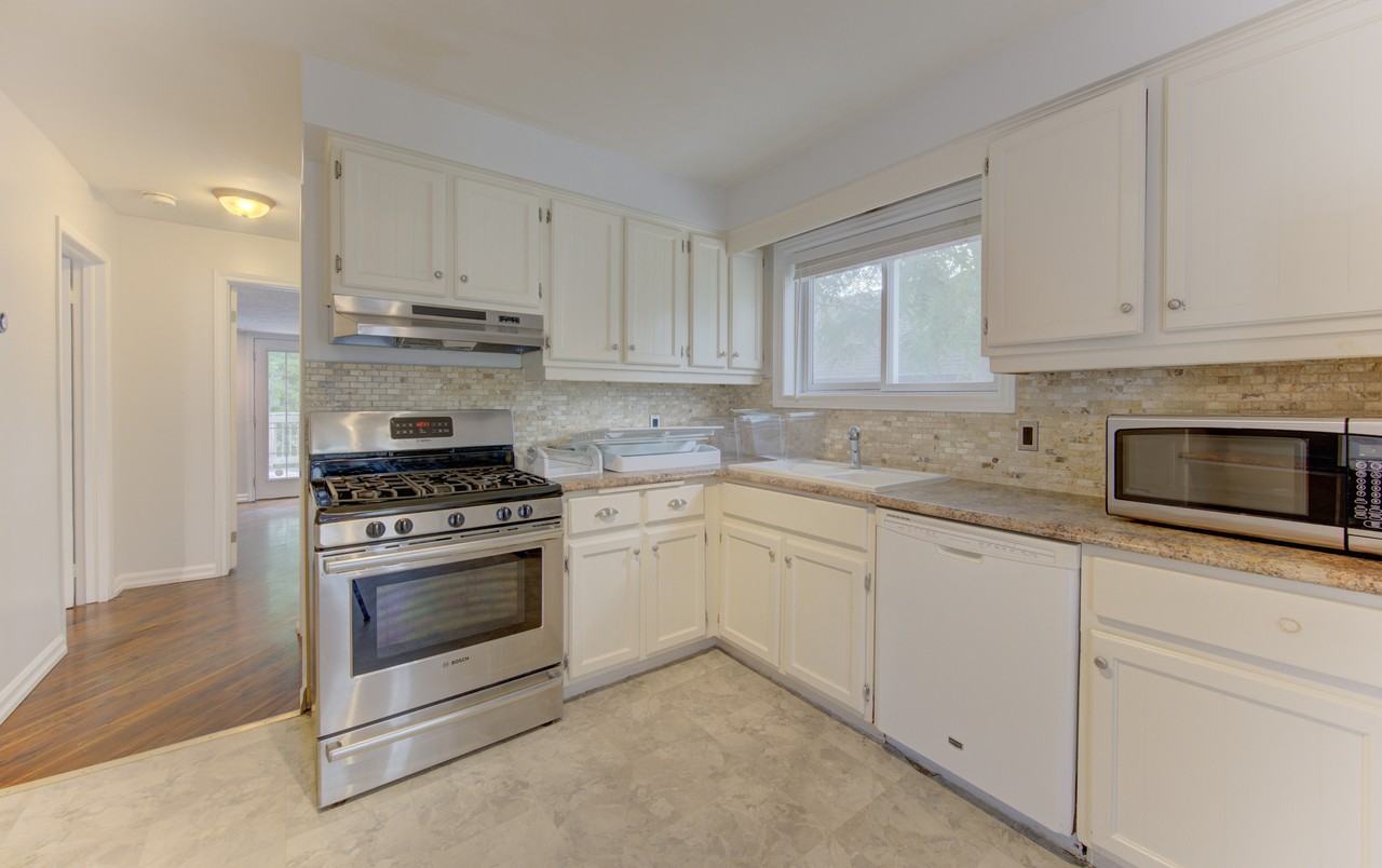 32 Lang Crescent - Photo 4 of 34