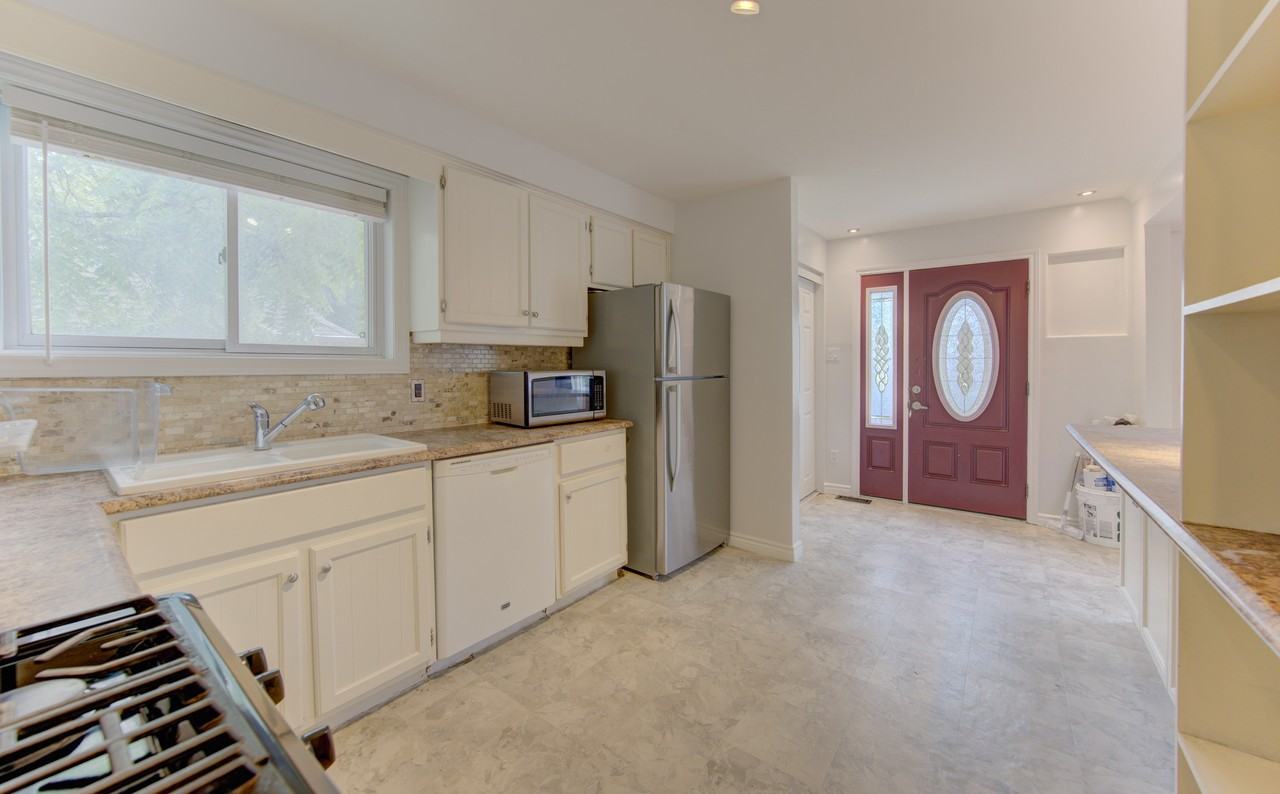 32 Lang Crescent - Photo 6 of 34