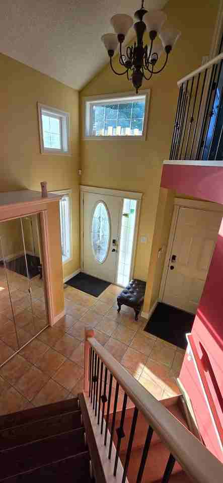 8423 6 Ave Sw - Photo 6 of 27