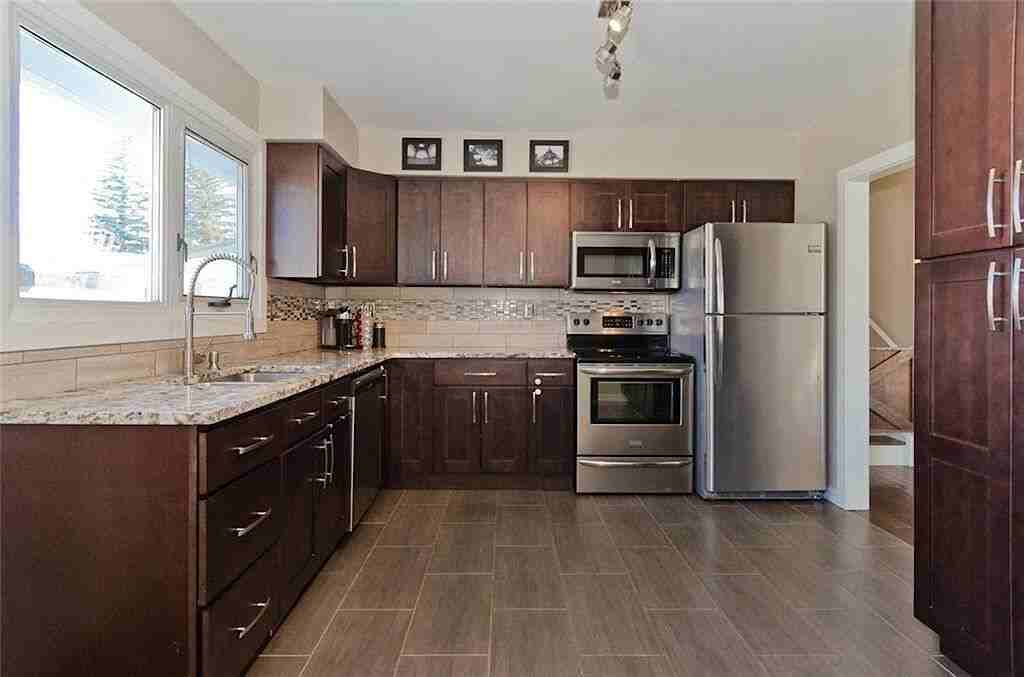 Fairview Cres - Photo 4 of 24