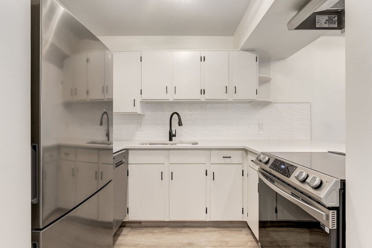 2204 1 St Sw - Photo 3 of 16