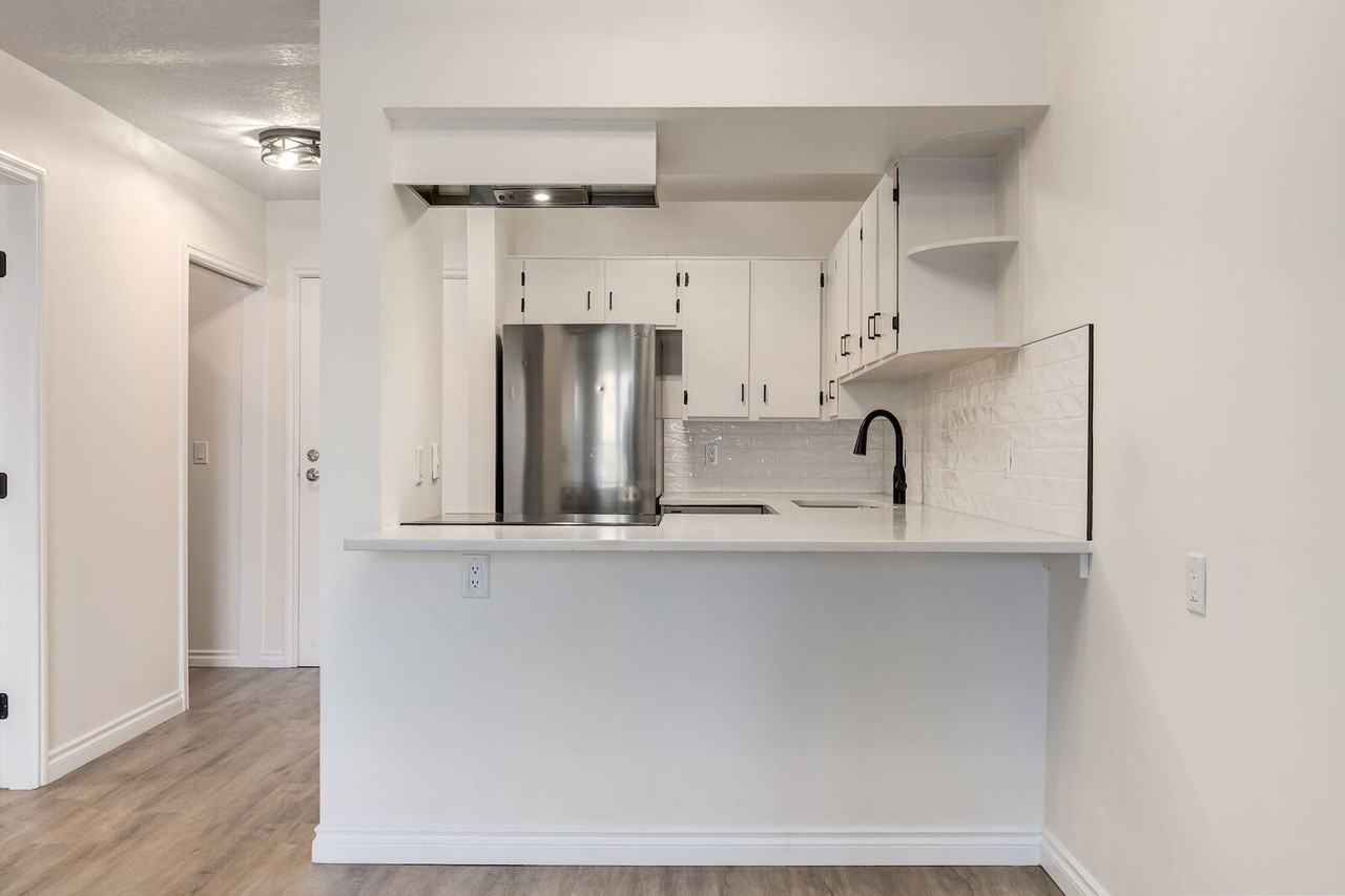 2204 1 St Sw - Photo 4 of 16
