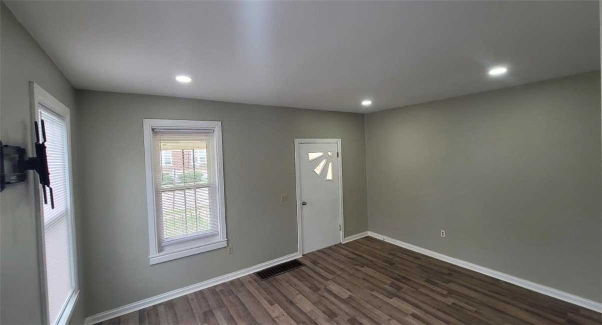 470 W 1st St - Photo 2 of 8