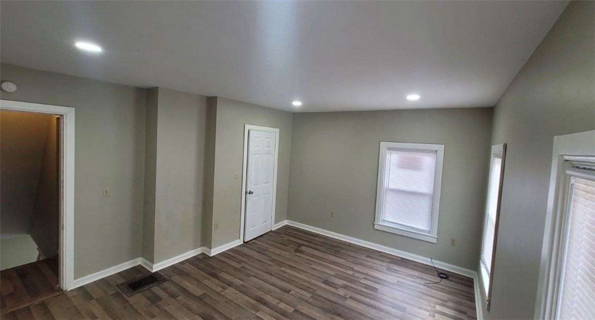 470 W 1st St - Photo 3 of 8