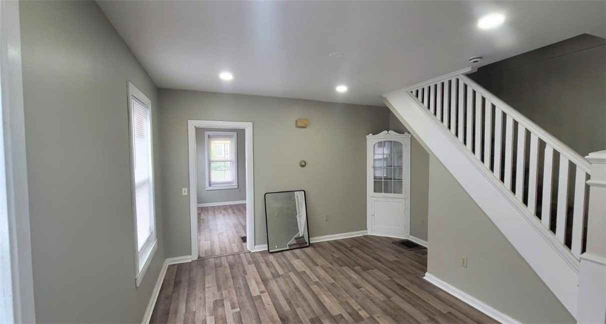 470 W 1st St - Photo 4 of 8
