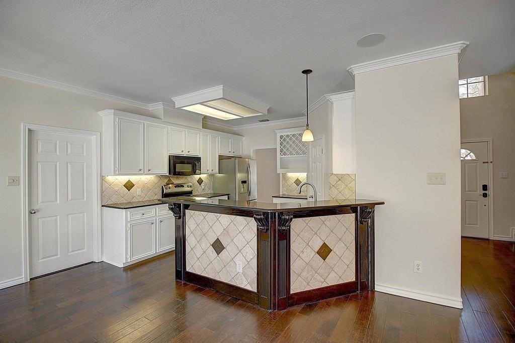 5101 Cavendish Dr - Photo 6 of 40