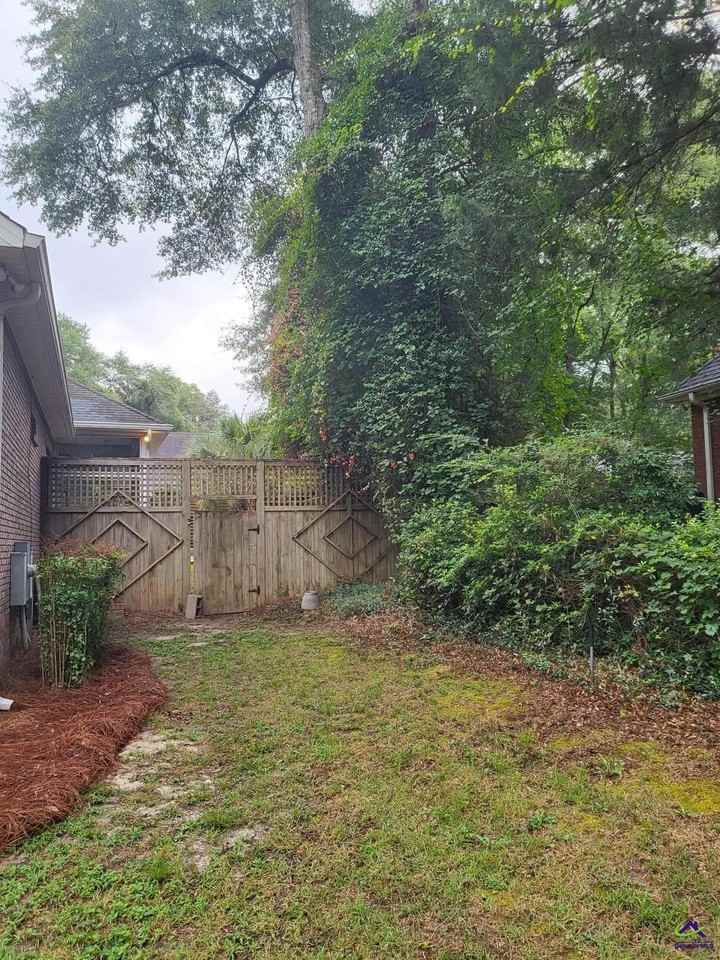 406 Royal Crest Cir - Photo 4 of 19