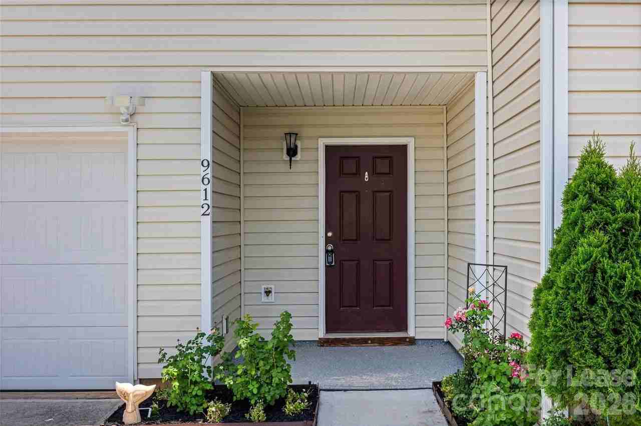9612 Brackenview Ct - Photo 2 of 38