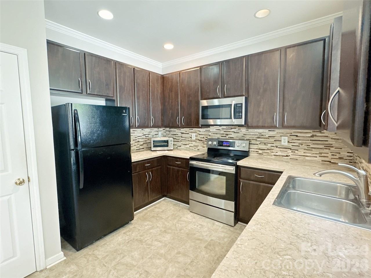 7629 Abigail Glen Dr - Photo 3 of 23