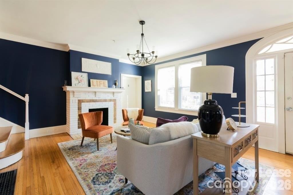 715 Hawthorne Ln - Photo 5 of 18