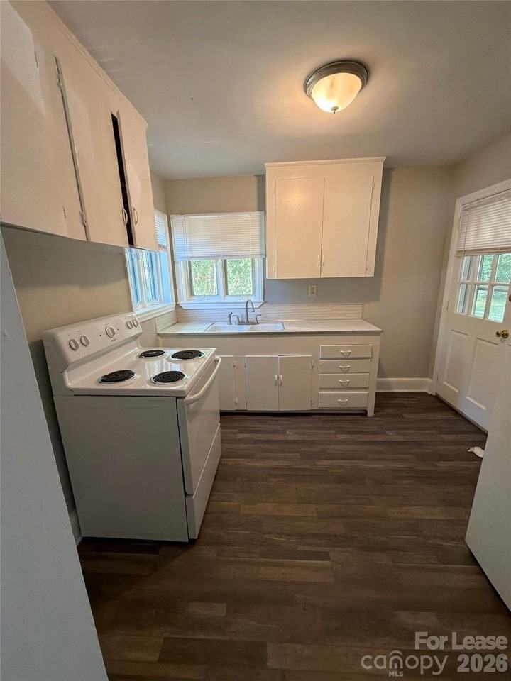 1441 Goodwin Ave - Photo 2 of 9