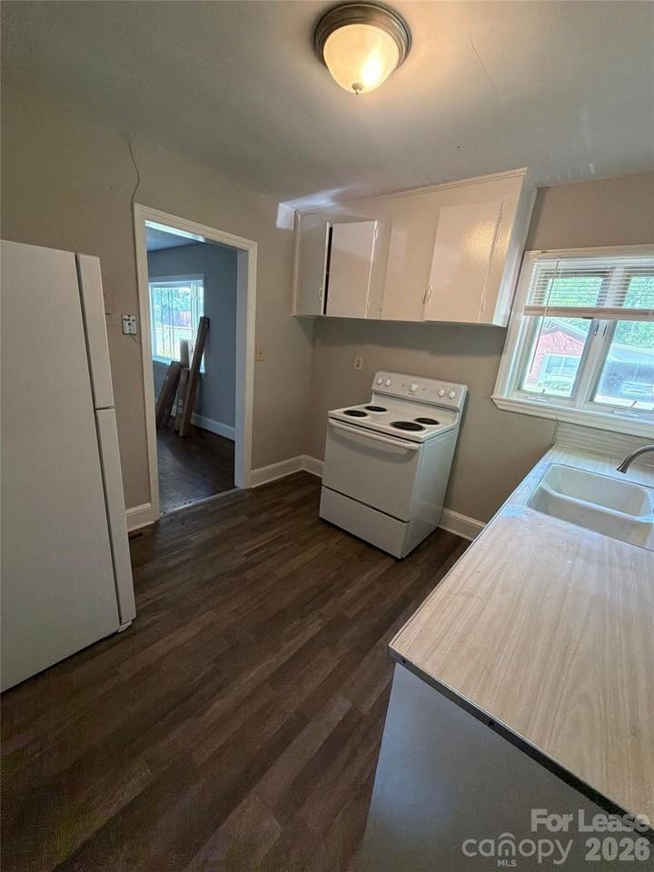 1441 Goodwin Ave - Photo 3 of 9