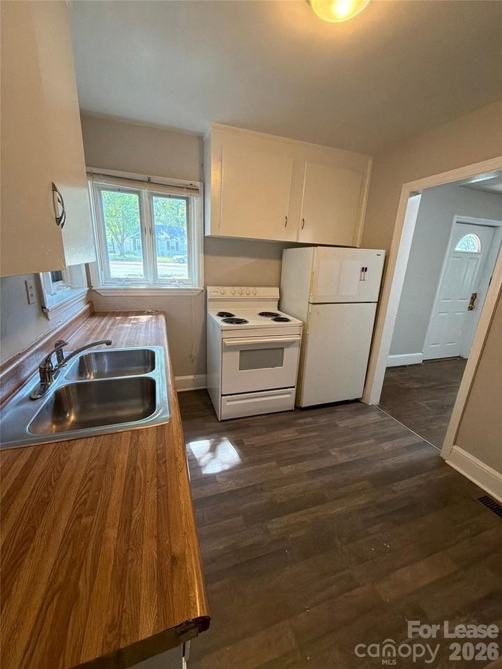 3526 Eastway Dr - Photo 3 of 8