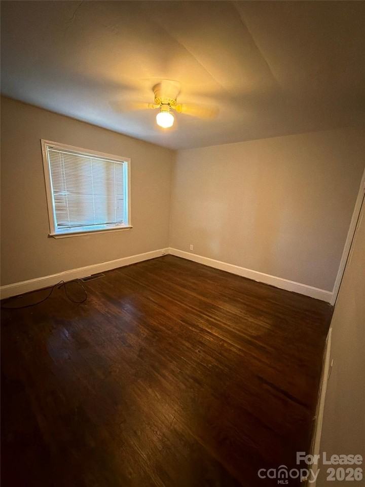 3526 Eastway Dr - Photo 4 of 8