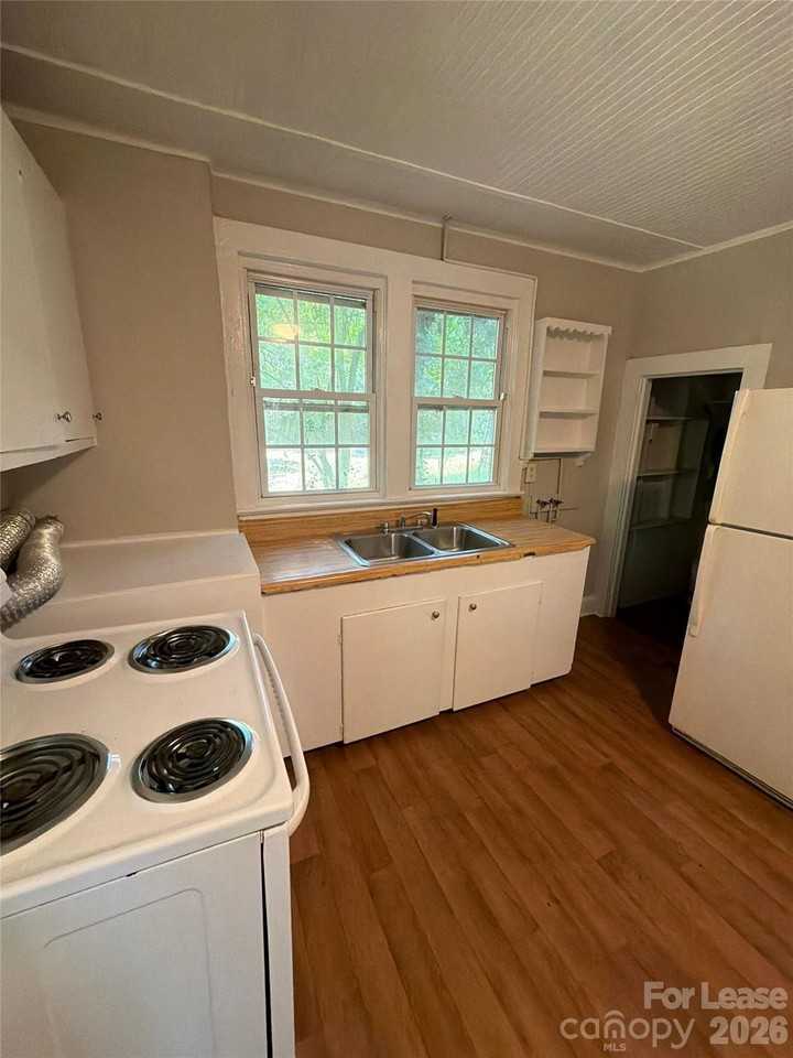 3516 Eastway Dr - Photo 6 of 12