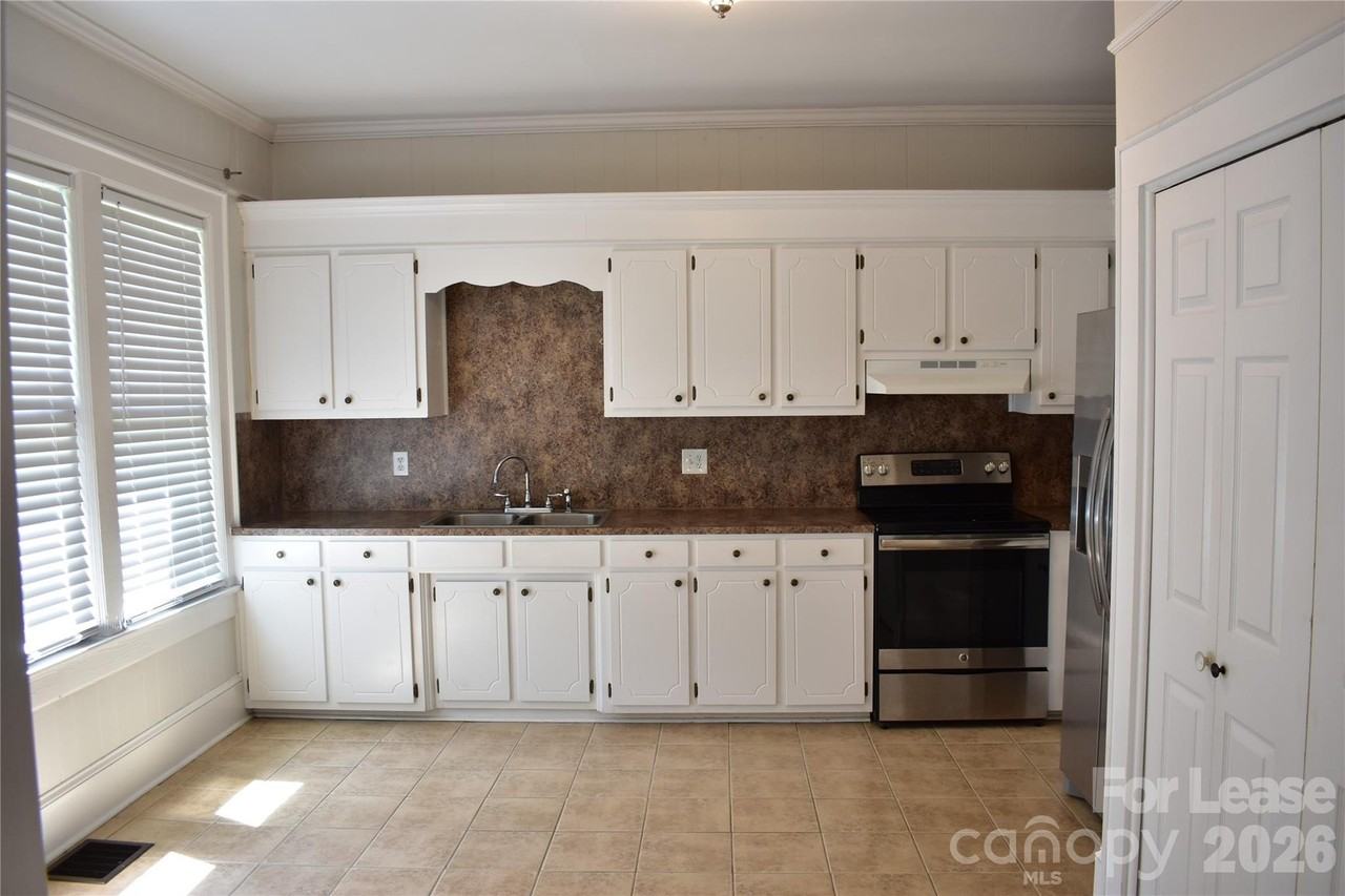 629 N Cedar St - Photo 4 of 17