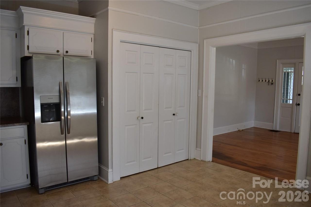 629 N Cedar St - Photo 6 of 17