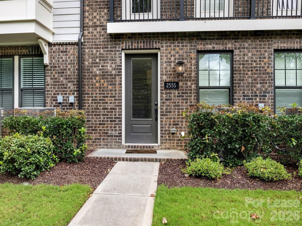 2555 Deacon Ave - Photo 2 of 34
