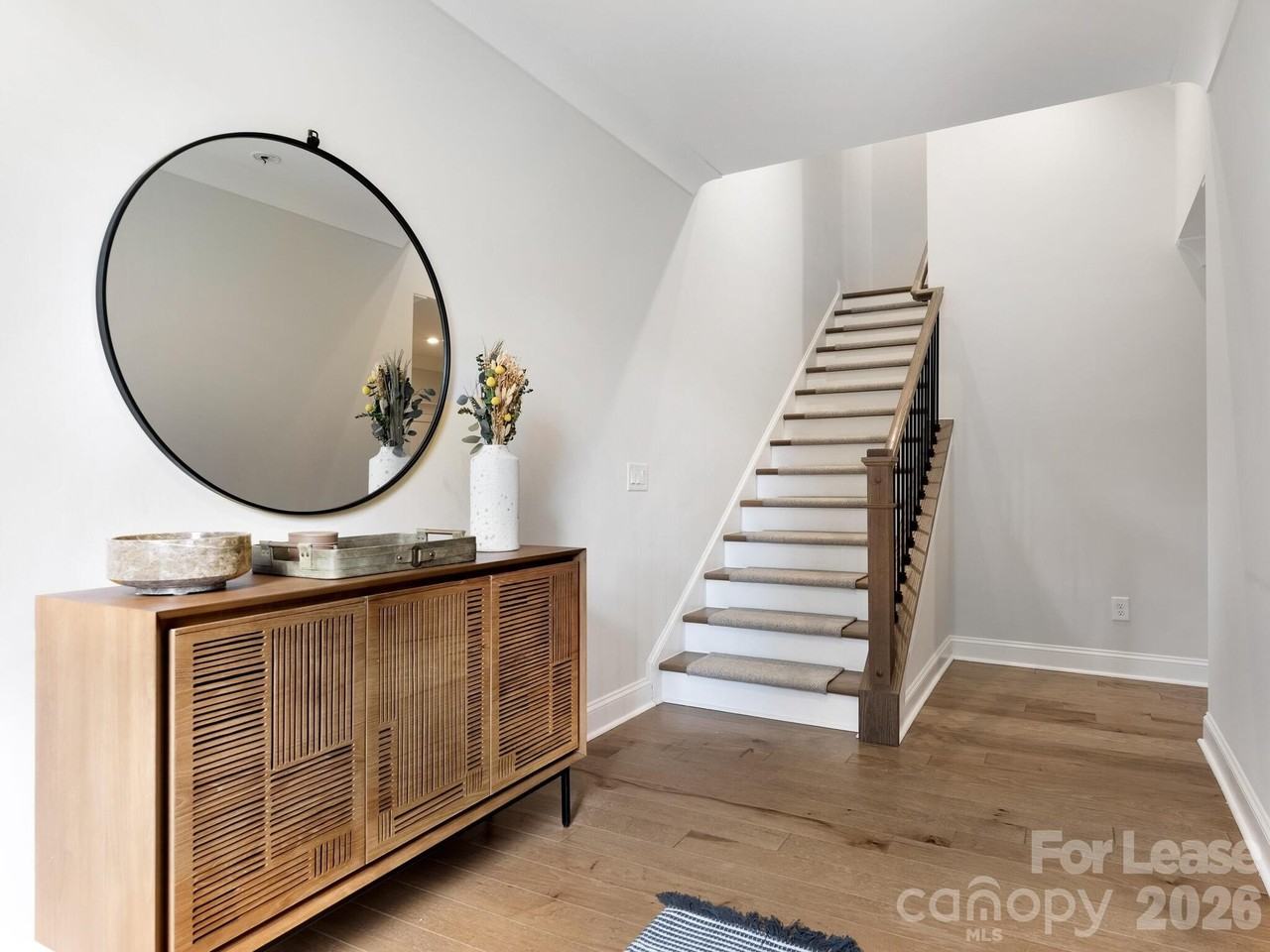 2555 Deacon Ave - Photo 4 of 34