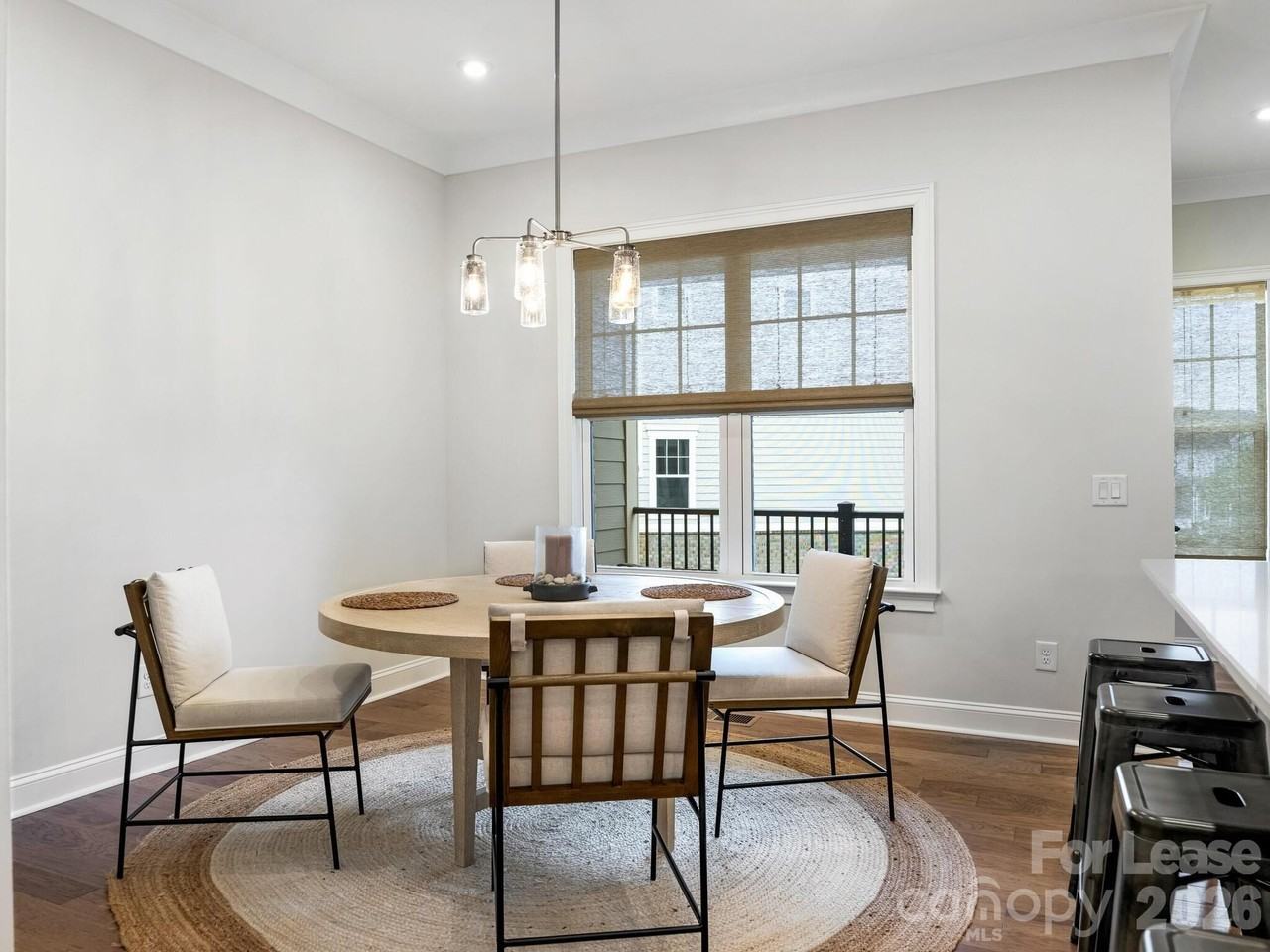 2555 Deacon Ave - Photo 7 of 34