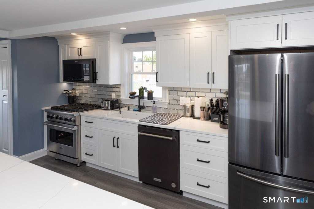 57 Swan Ave - Photo 3 of 40