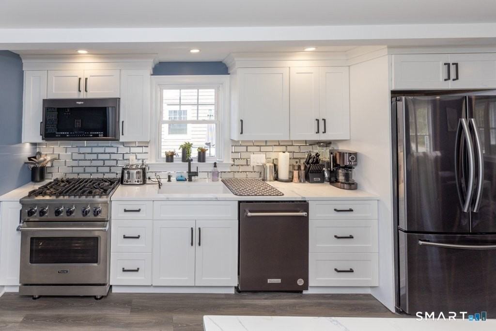 57 Swan Ave - Photo 4 of 40