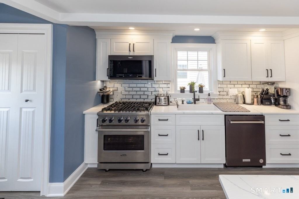 57 Swan Ave - Photo 5 of 40