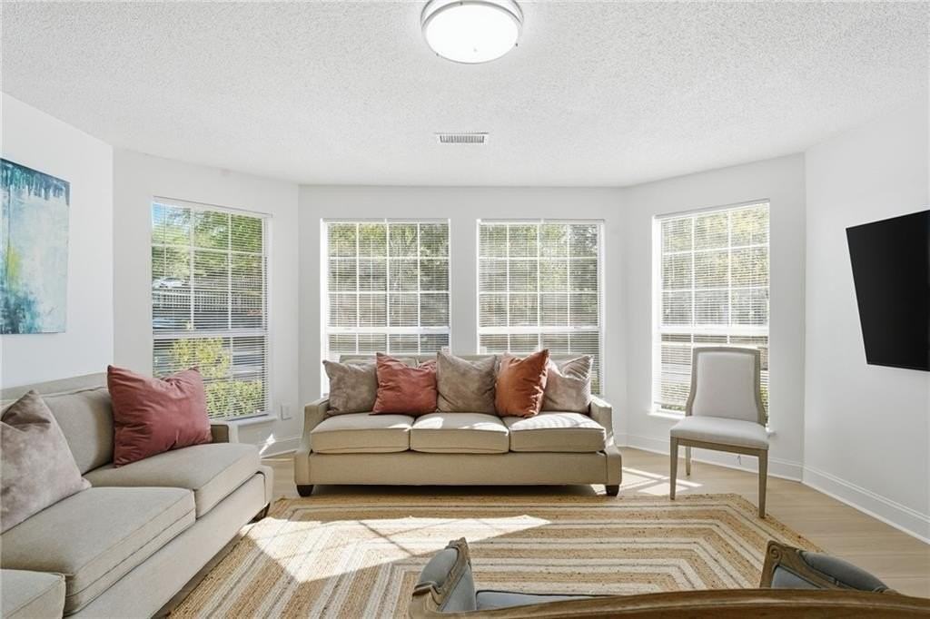 904 Wentworth Ct - Photo 3 of 31