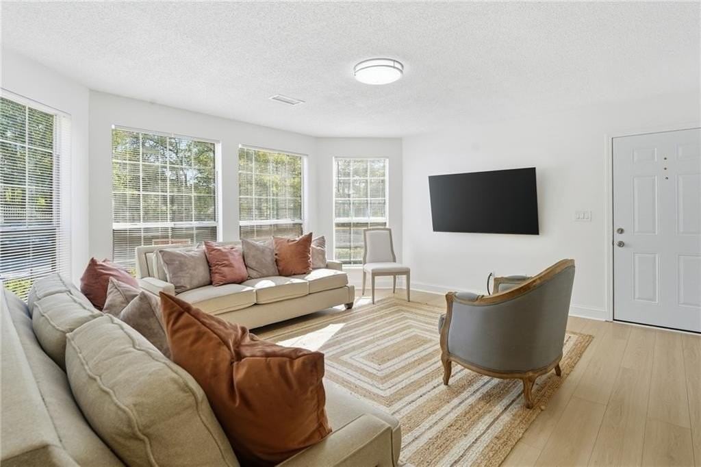 904 Wentworth Ct - Photo 4 of 31