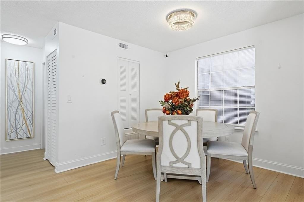 904 Wentworth Ct - Photo 5 of 31