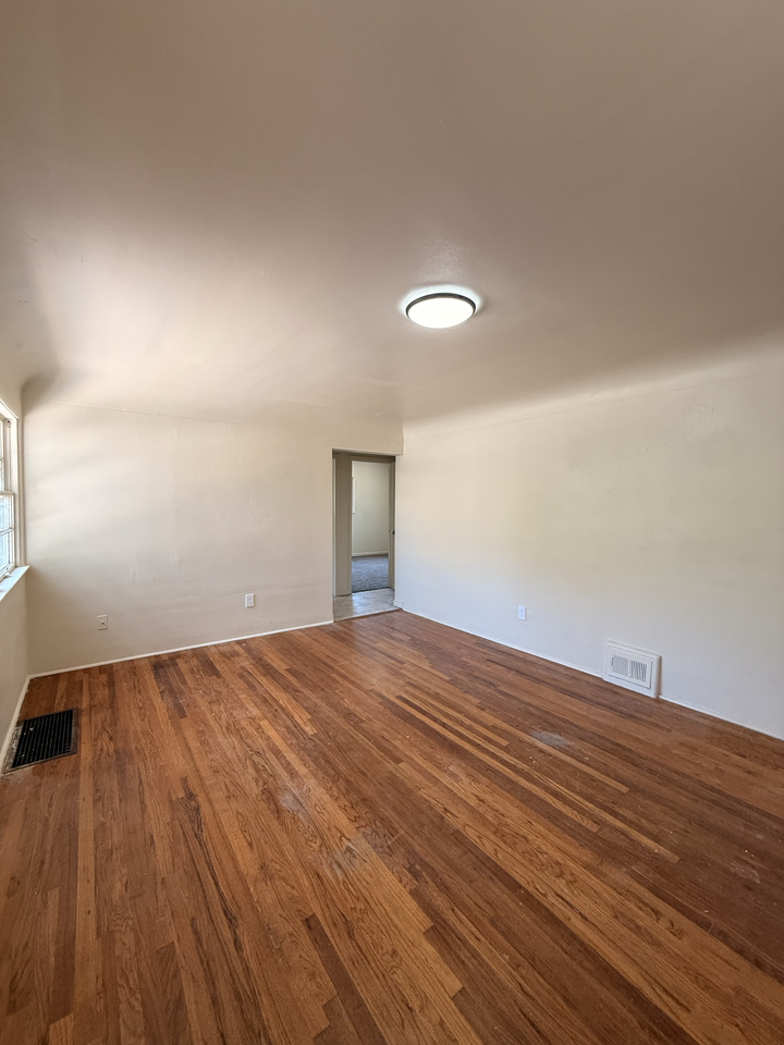 1412 16th St #1UP - Photo 2 of 12