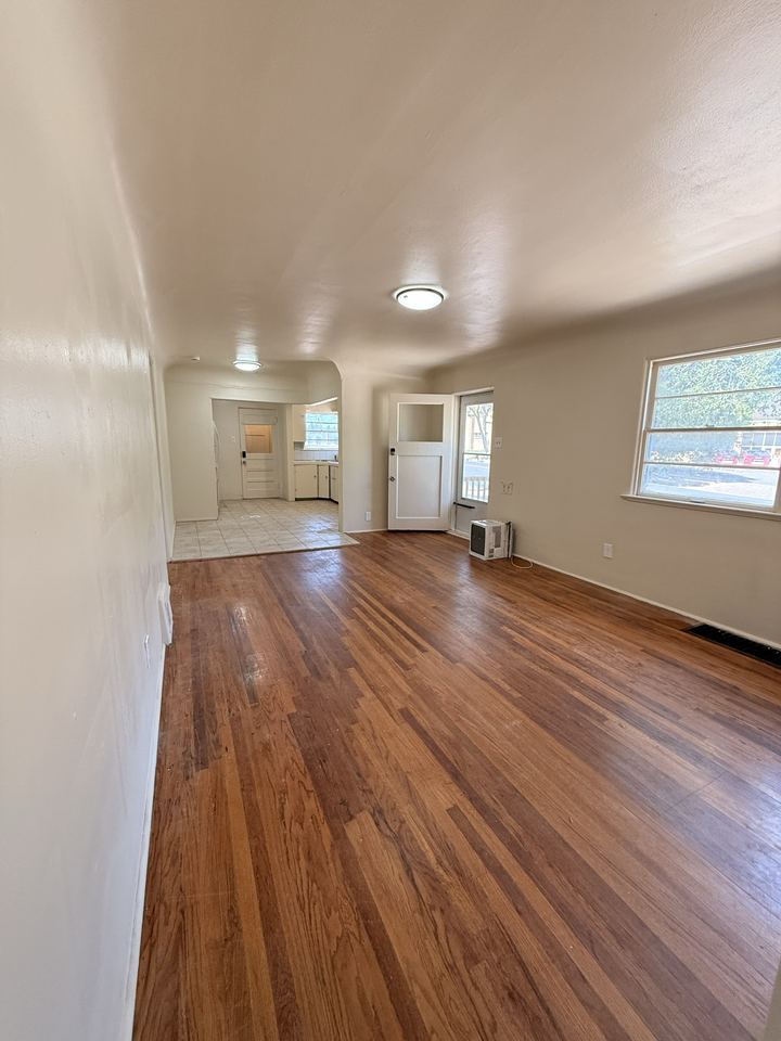 1412 16th St #1UP - Photo 3 of 12