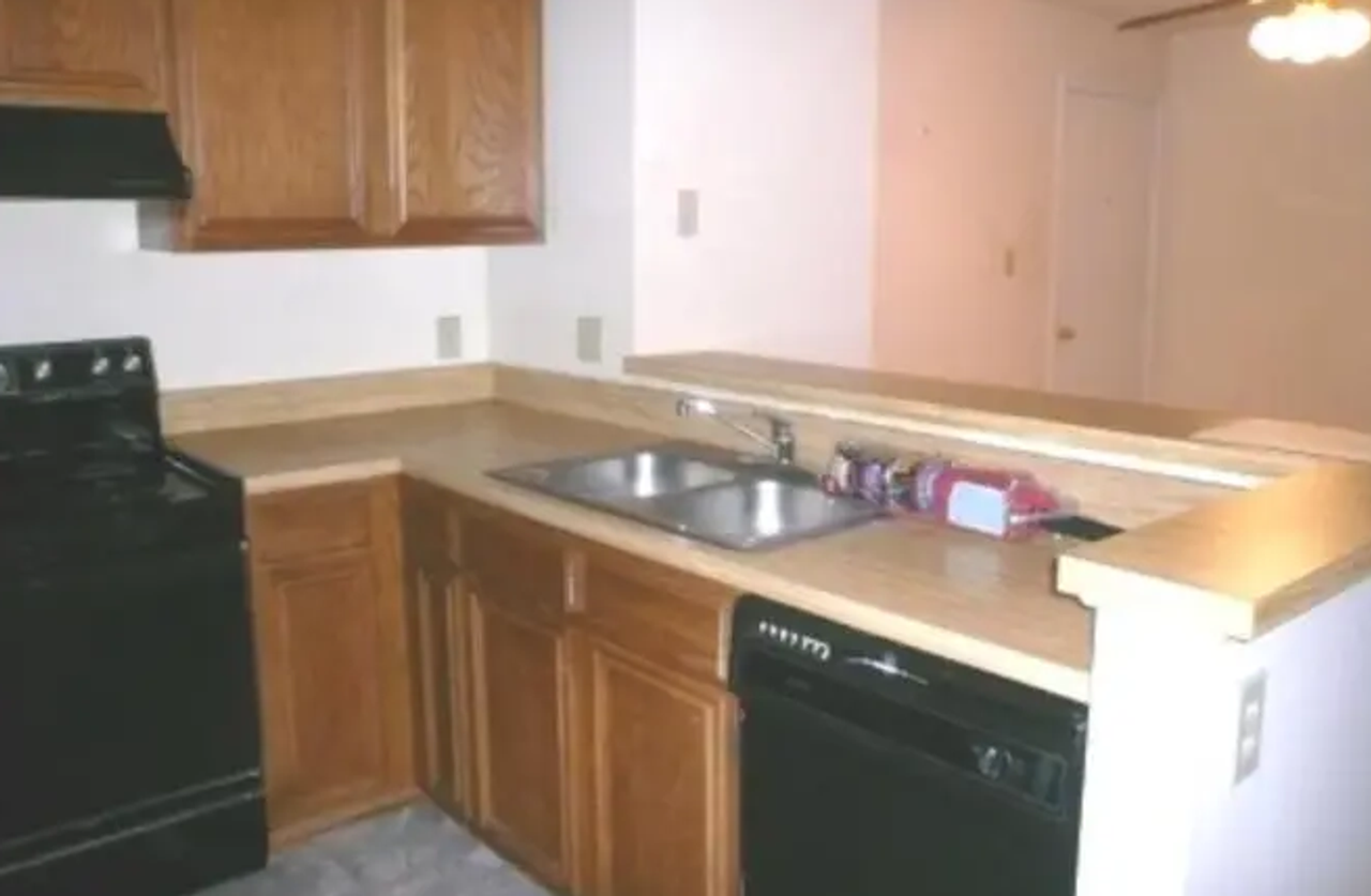 200 Grosvenor Ln - Photo 7 of 21