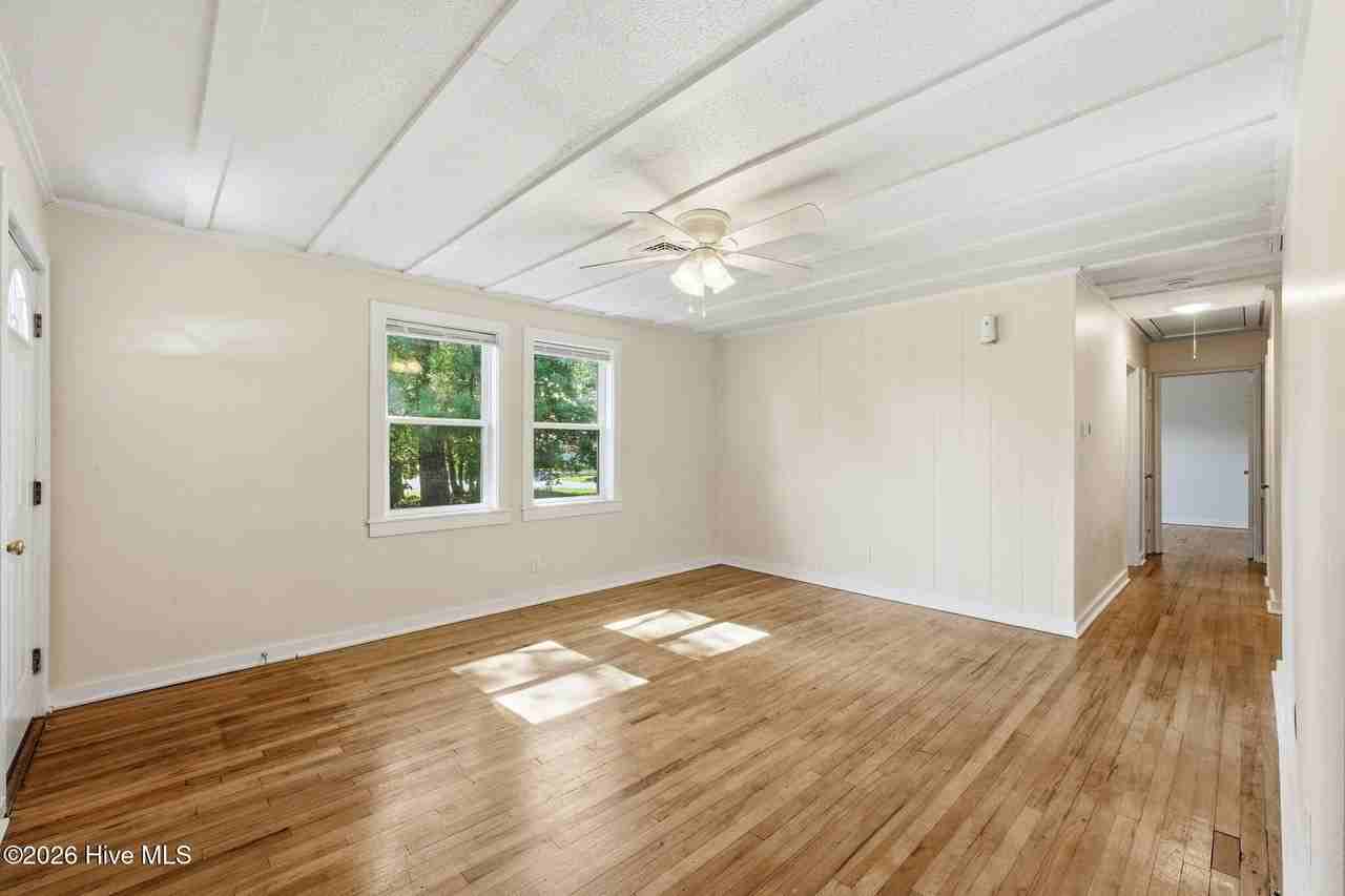 1101 Meadows St - Photo 5 of 30