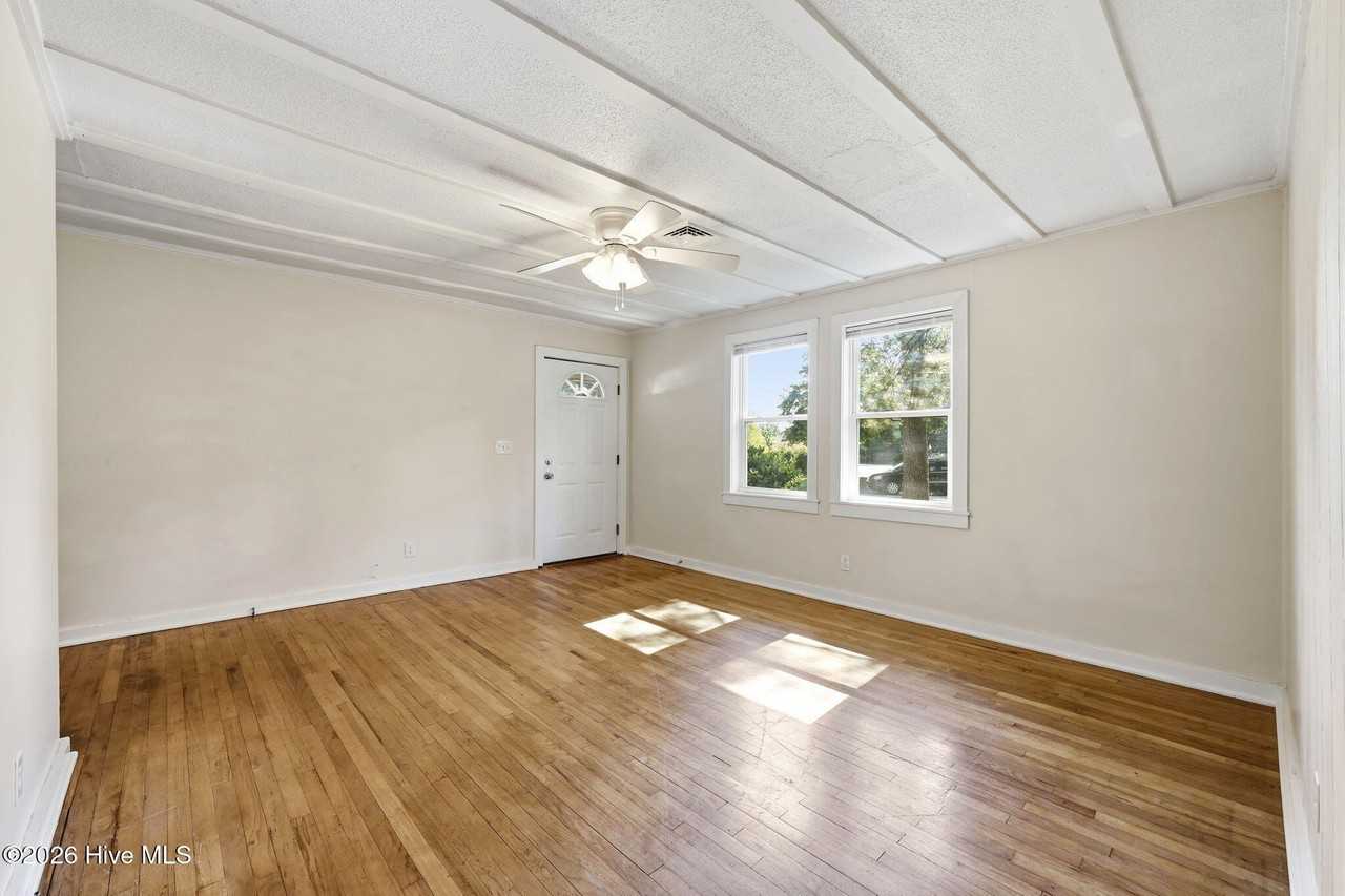 1101 Meadows St - Photo 6 of 30