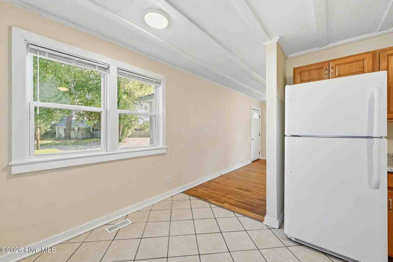1101 Meadows St - Photo 7 of 30