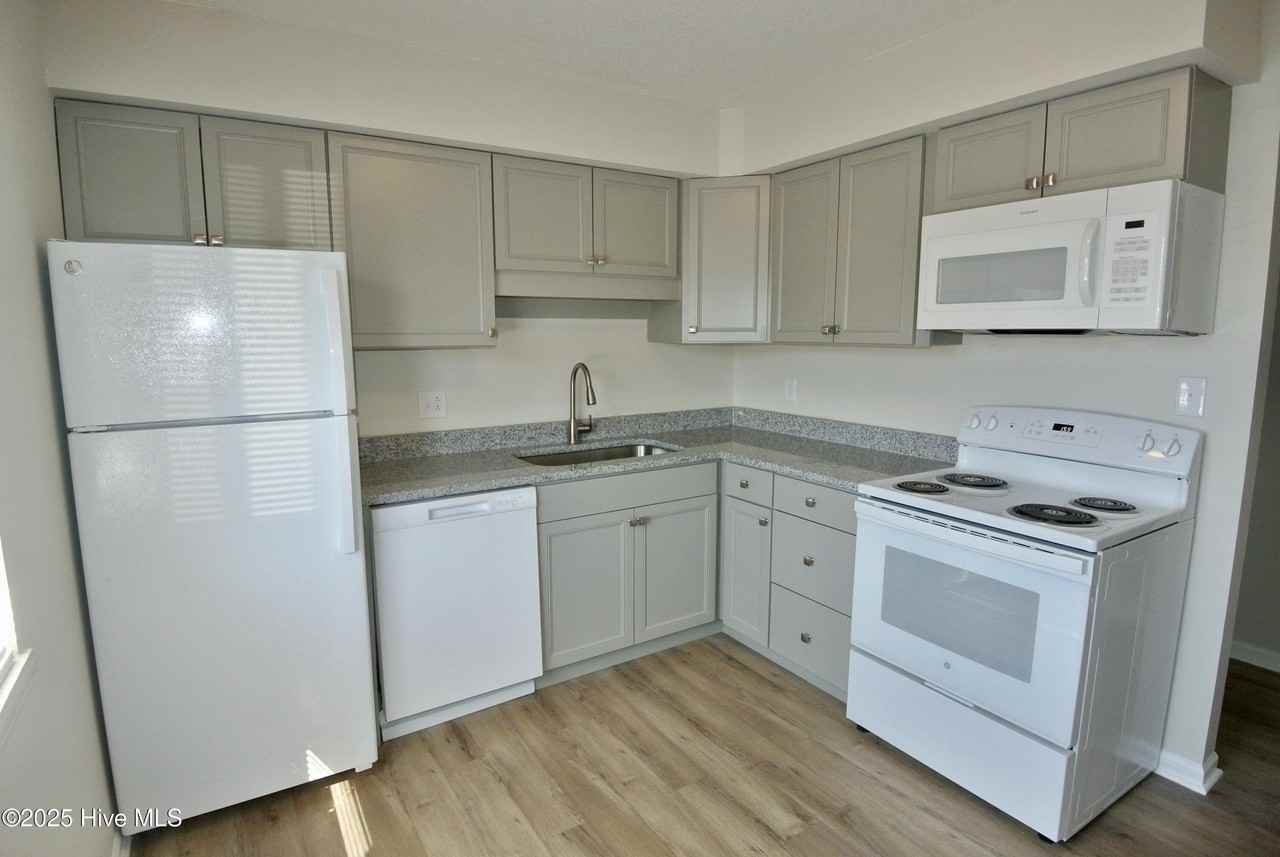 1731 Elmwood St #D - Photo 6 of 15