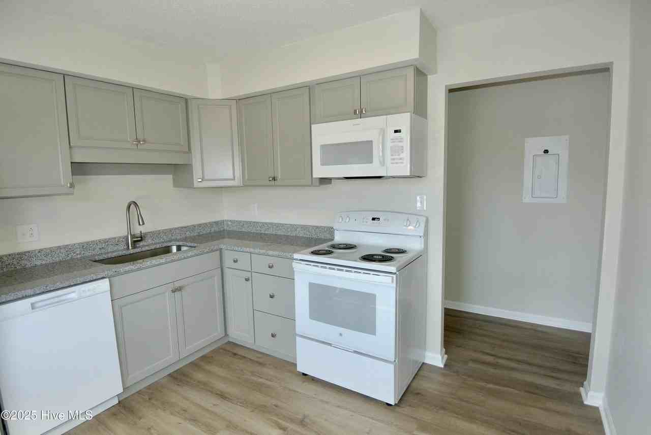 1731 Elmwood St #D - Photo 7 of 15